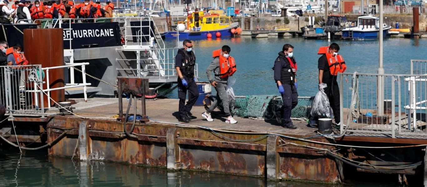 Βρετανία: Θα κάνει «pushbacks» σε παράνομους μετανάστες στη Μάγχη – Αντιδρά η Γαλλία